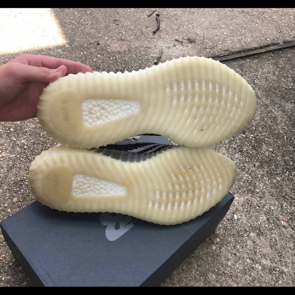 Yeezy 350 v2 “zebra” - Picture 5 of 8